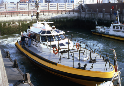 32453 Snelle loodstender Voyager van het Nederlands loodswezen in de Voorhaven (Koopmanshaven). In juli 1994 is het ...