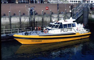 32454 Snelle loodstender Voyager van het Nederlands loodswezen in de Voorhaven (Koopmanshaven). In juli 1994 is het ...