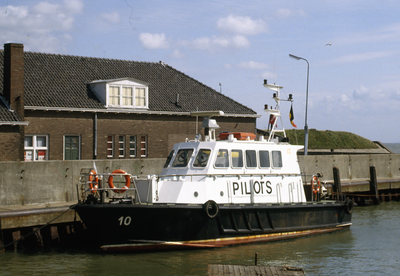 32472 Redeafhaalboot no.10 van het Belgisch loodswezen in de Voorhaven.