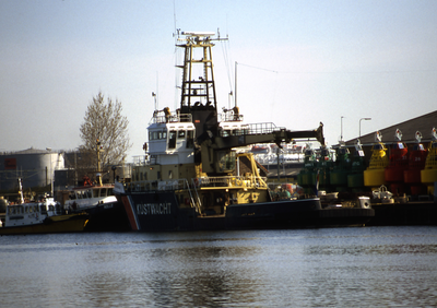 32485 De betonning van de Directoraat-Generaal Scheepvaart en Maritieme Zaken aan de Eerste Binnenhaven. Op de ...