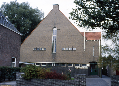 32557 De gereformeerde kerk in de Kanaalstraat te Oost-Souburg