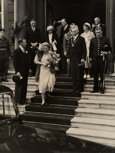 32629 Bezoek van H.M. Koningin Juliana en Z.K.H. Prins Bernhard aan Vlissingen. De koninklijke gasten verlaten het ...