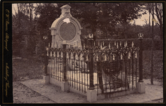 32630 Het graf van de zeeheld Jacob Hobein op de oude begraafplaats aan de Koudekerkseweg. Het gedenkteken werd onthuld ...