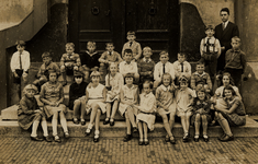 32635 Klas 4 van de Neutrale school in de Hendrikstraat. Foto genomen aan de achterzijde van de Willem III kazerne. ...