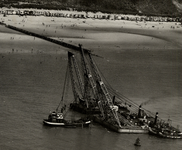 32681 Het lichten van de Duitse kustvaarder Martin Lütje door het bergingsbedrijf van den Akker uit Vlissingen en van ...