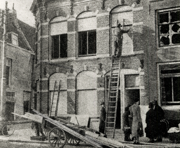 32701 Tweede Wereldoorlog. Het dichtspijkeren van panden in Vlissingen na een bombardement.Het pand aan de Grote Markt ...