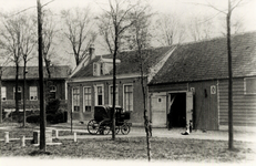 32716 De stalhouderij en kolenhandel van Jacobus Aart van Leeuwen aan het Marnixplein in West-Souburg nabij de Nieuwe ...