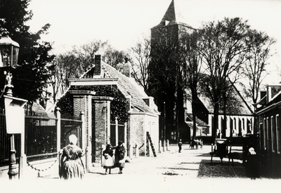 32747 De Paspoortstraat in Oost-Souburg met op de achtergrond de Nederlands Hervormde Kerk op het Oranjeplein