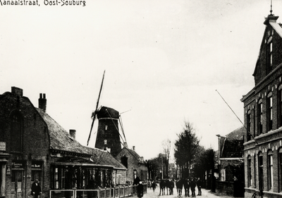32749 De Kanaalstraat in Oost-Souburg met op de achtergrond molen de Pere. Links het café van Piet Suurmond