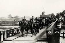 32751 Optocht van ringrijders voorafgegaan door veldwachters op de brug over het Kanaal door Walcheren in Souburg bij ...