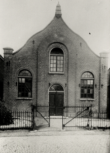 32754 De gereformeerde kerk in de Kanaalstraat te Oost-Souburg. Het gebouw is begin jaren 30 afgebroken en vervangen ...