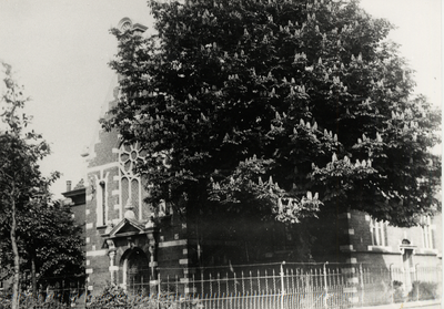32806 De Doopsgezinde kerk in de Van Dishoeckstraat. Op 6 juli 1890 werd de kerk ingewijd door ds. Tj. Kielstra. Het ...