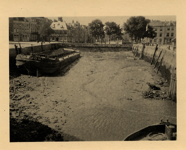 32822 Tweede Wereldoorlog. Gezicht op de Voorhaven met op de achtergrond het Beursplein, Bellamypark en hoek Nieuwendijk