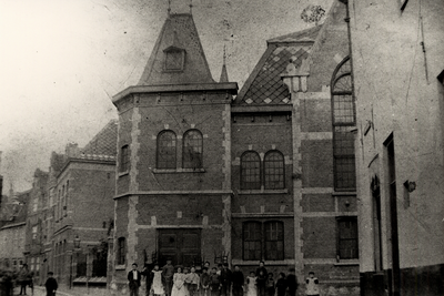 32824 De Gereformeerde Kerk in de Waalsche Kerkstraat (wijk I 100), hoek Korte Vrouwestraat, gebouwd in 1899 en ...
