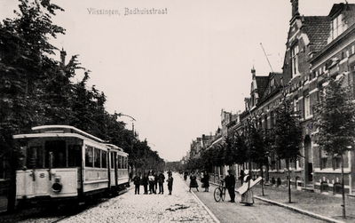 32880 De Badhuisstraat met electrische tram ongeveer gezien vanaf de kruising Glacisstraat