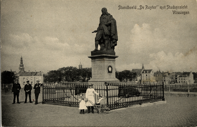 32885 Standbeeld De Ruyter met Stadsgezicht Vlissingen Standbeeld M.A. de Ruyter, Keizersbolwerk, Boulevard de Ruyter.