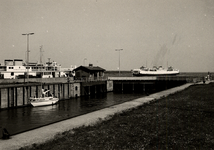 32907 Gezicht op de sluizen te Vlissingen. Op de achtergrond ziet men 2 schepen van de Provinciale Stoombootdiensten in ...