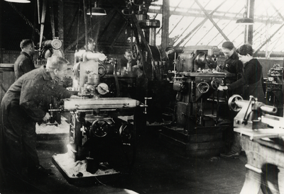 32940 Dagschool voor Nijverheidsonderwijs (1946 tot 1958), praktijkles in de machinefabriek van de Kon. Mij. de ...