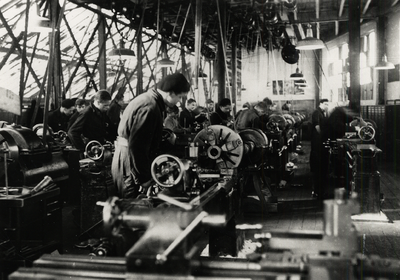 32941 Dagschool voor Nijverheidsonderwijs (1946 tot 1958). Praktijkles in de machinefabriek van de Kon. Mij. de ...
