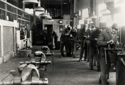 32942 Dagschool voor Nijverheidsonderwijs (1946 tot 1958), de toekomstige bankwerkers Praktijkles in de machinefabriek ...