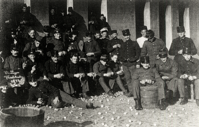 33086 Eerste Wereldoorlog. Vlissingen, mobilisatie 1914. Groep militairen op de binnenplaats van de Bomvrije kazerne