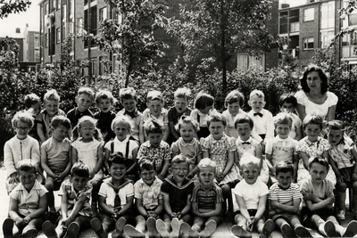 33106 De kinderen van de Koningin Emmakleuterschool aan de Meindert Hobbemalaan, van L naar R, bovenste rij : 5e Nico ...