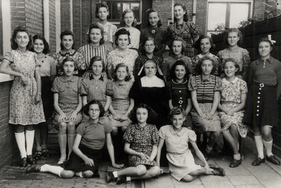 33107 Klas van de R.K. Meisjesschool aan de Breestraat. Eén van de meisjes is Thea Folker, geb. 1928 (naam achter op ...