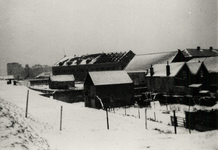33125 De Oranjedijk in de sneeuw. Rechts de huizen in de Baljuwstraat en midden op de achtergrond staat het Arsenaal ...