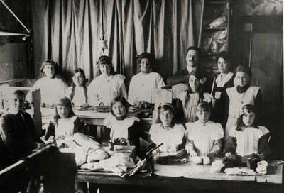 33127 Eerste Wereldoorlog. Belgische meisjes kijken u aan uit het zogenaamde pantoffelfabriekje in de Palingstraat; de ...