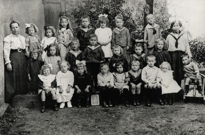 33207 De kinderen van het kleuterbewaarschooltje op het Eiland . In het gebouw Rehoboth in de Kanaalstraat. Links staat ...