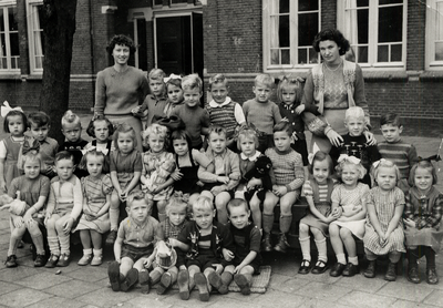 33210 Klas 1 van de Gereformeerde kleuterschool in de Kasteelstraat. Het schooltje startte in okt. 1948 op de ...