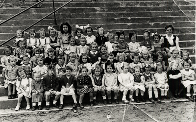 33224 De kinderen (meisjes) van de Prinses Beatrix kleuterschool, Glacisstraat no.97 poseren op de Leeuwentrap. Op de ...