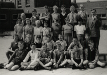 33272 Klas 6 en 7 van de Oranjeschool in de Bloemenlaan. Bovenste rij van l. naar r.: onderwijzer Hageman, Rinus ...