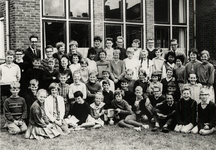 33281 Schoolklas(sen) van de Oranjeschool, van L naar R, bovenste rij : meneer Cees M. Dekker, Klaas Marijs, Loes ...