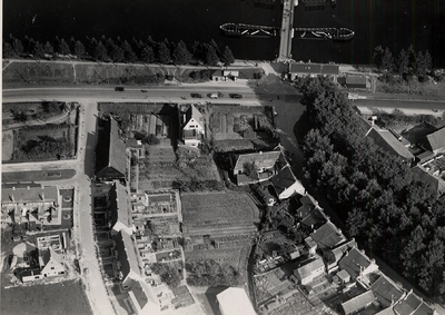 33387 Luchtfoto van West-Souburg. Links op de foto van onder naar boven de Van Doornlaan en rechts het Marnixplein. ...