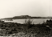 33424 Tweede Wereldoorlog. Het gat in de Nolledijk. In okt. 1944 worden de dijken van Walcheren op 4 plaatsen ...