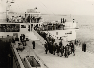 33428 De opening van de haven Vlissingen-oost in het Sloegebied was de afsluiting van het bezoek van H.M. Koningin ...