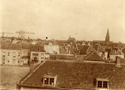 33430 Luchtfoto Vlissingen. Vanaf Boulevard de Ruyter gezicht op de Vlissingse binnenstad. Op de voorgrond het dak van ...