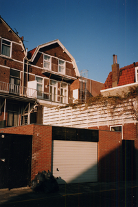 33444 De achterzijde van de huizen aan de Coosje Buskenstraat gezien vanuit de Gasthuisstraat