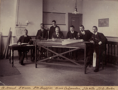 33495 Ambtenaren van de Gemeente Vlissingen. Op de foto staan van l. naar r.: A. Brevet, F. Visser, P.A. Jongepier, A. ...