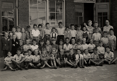 33508 Schoolklas(sen) van de R.K. Jongensschool in de Glacisstraat.van L naar R, bovenste rij : Charel Bels, Hans ...