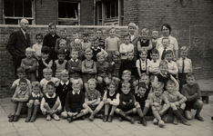 33509 Schoolklas van de R.K. Jongensschool in de Glacisstraat. van L naar R, bovenste rij : hoofdonderwijzer de Bont, ...