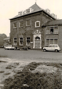 33555 De jeugdherberg in de Breewaterstraat gezien vanaf de hoek Westerstraat. Het zandstenen poortje, afkomstig van ...
