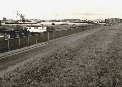 33557 De Commandoweg gezien vanaf de Eilanddijk met op de achtergrond zicht op het Verbreed Kanaal en de binnenhavens