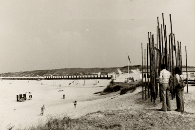 33576 Het windorgel op het strand aan de Nolledijk, daar geplaatst in sept. 1975. Het orgel is ontworpen door de groep ...