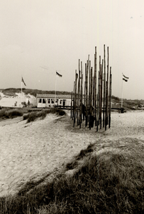 33577 Het windorgel op het strand aan de Nolledijk, daar geplaatst in sept. 1975. Het orgel is ontworpen door de groep ...