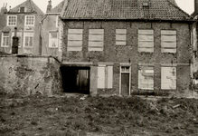 33586 Achterzijde van de Beursstraat gezien vanaf het Hofje de Pauw, waarvan de oude huisjes afgebroken zijn om plaats ...