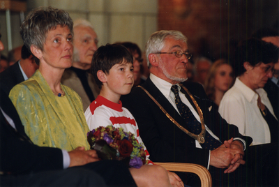 33614 Afscheid in de Sint Jacobskerk van J.C.Th. van der Doef als burgemeester van Vlissingen.Op de foto staan mevrouw ...