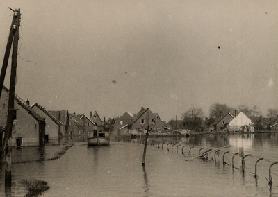 33694 Tweede Wereldoorlog. De wijk Tuindorp na de inundatie. De Leliënlaan
