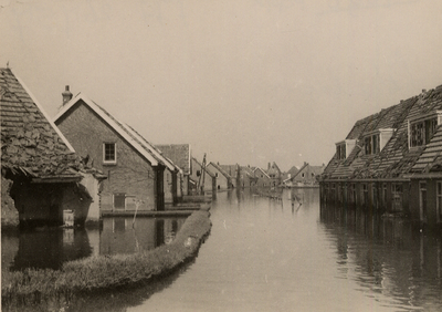 33695 Tweede Wereldoorlog. De wijk Tuindorp na de inundatie. De Leliënlaan gezien vanaf de Rozengracht